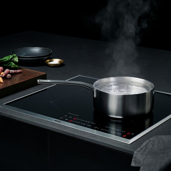 Сковороди на індукційній варильній поверхні AEG