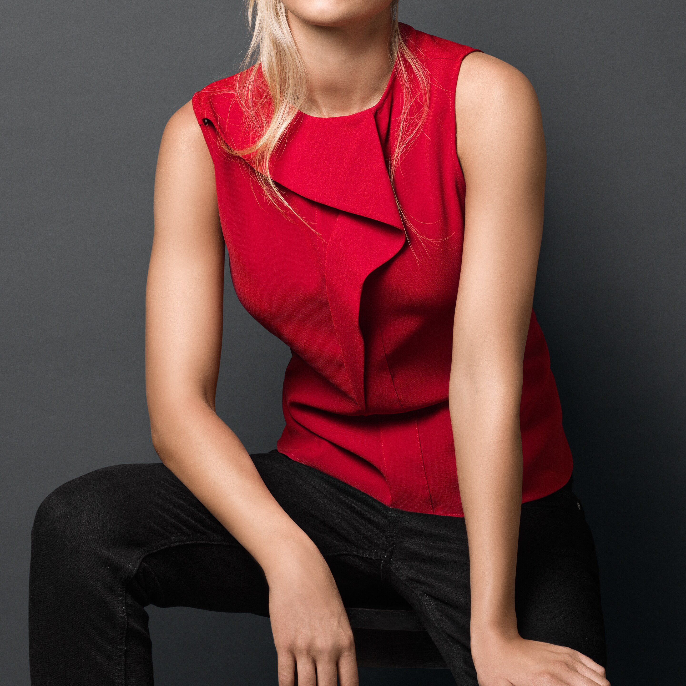 Пані, що насолоджується своїм вовняним верхнім одягом